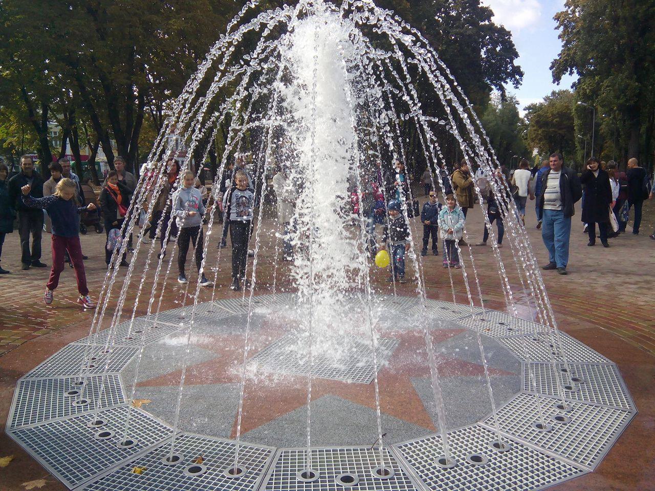 Мокрі, але щасливі: чернігівці знайомляться з новими фонтанами. ФОТО