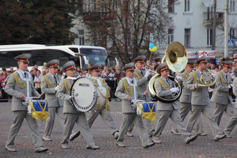 По улице с оркестром: в Чернигове продолжаются торжества ко Дню города. ФОТО