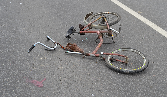 Под колеса автомобилей попали двое велосипедистов на Черниговщине