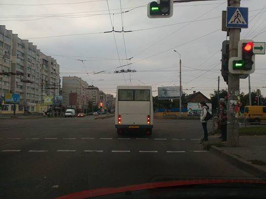Черниговский водитель маршрутки безнаказанно ездит на «красный». ФОТО
