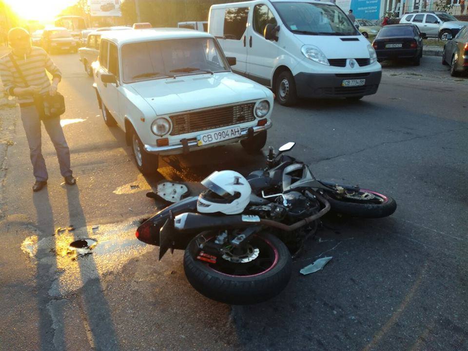 Моторошна ДТП у Чернігові: водійка мотоцикла протаранила дві автівки і збила пішохода. ОНОВЛЕНО