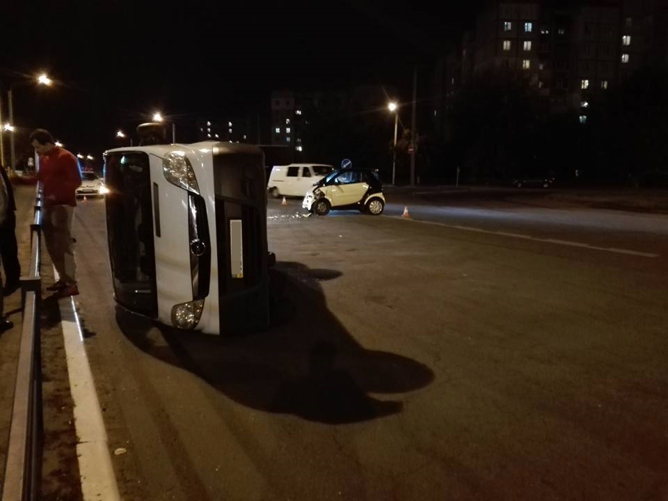 Внаслідок ДТП у Чернігові перекинувся мікроавтобус. ФОТО