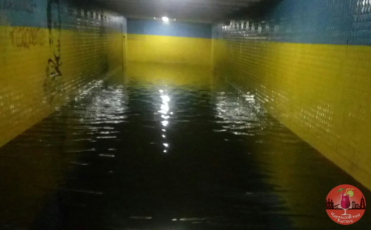 В Чернигове в сезон дождей “подземка” превратилась в аквапарк. ФОТОфакт