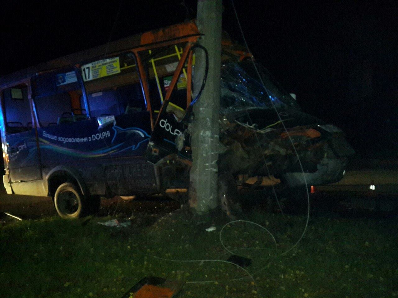 Маршрутка з пасажирами зіткнулася з електроопорою в Чернігові. ФОТО