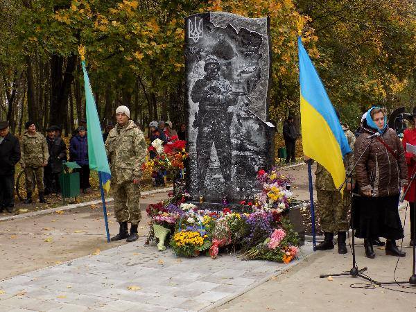 У Варві з`явився власний пам`ятний знак Захисникам України