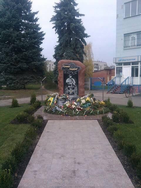 На Чернігівщині вандали познімали українські прапори з Пам`ятника воїнам АТО