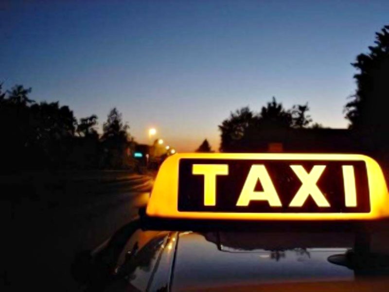 Пьяный таксист “протаранил” ограждение в Чернигове