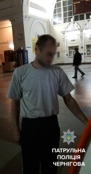 Пациента черниговской больницы нашли на вокзале в футболке и тапочках