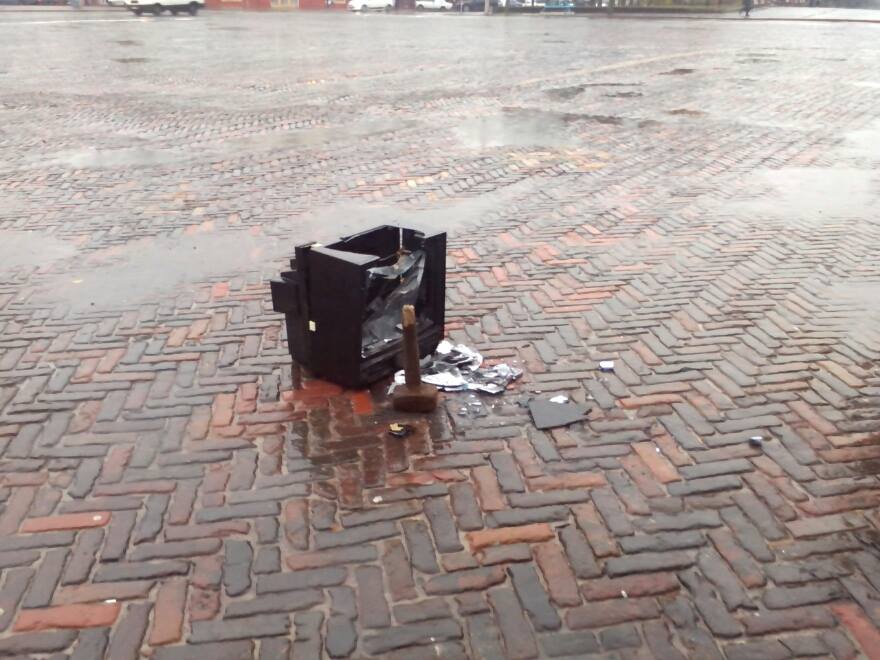 У центрі Чернігова розбили телевізор, який «транслював» «Інтер». ФОТО