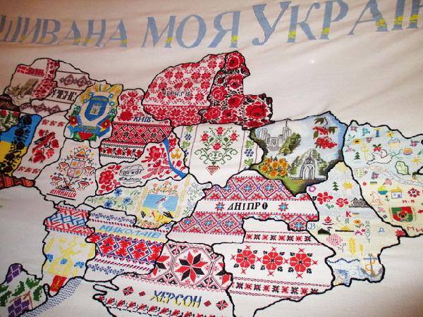Чернігівщиною мандрує одна з найбільших вишитих карт України. ФОТО