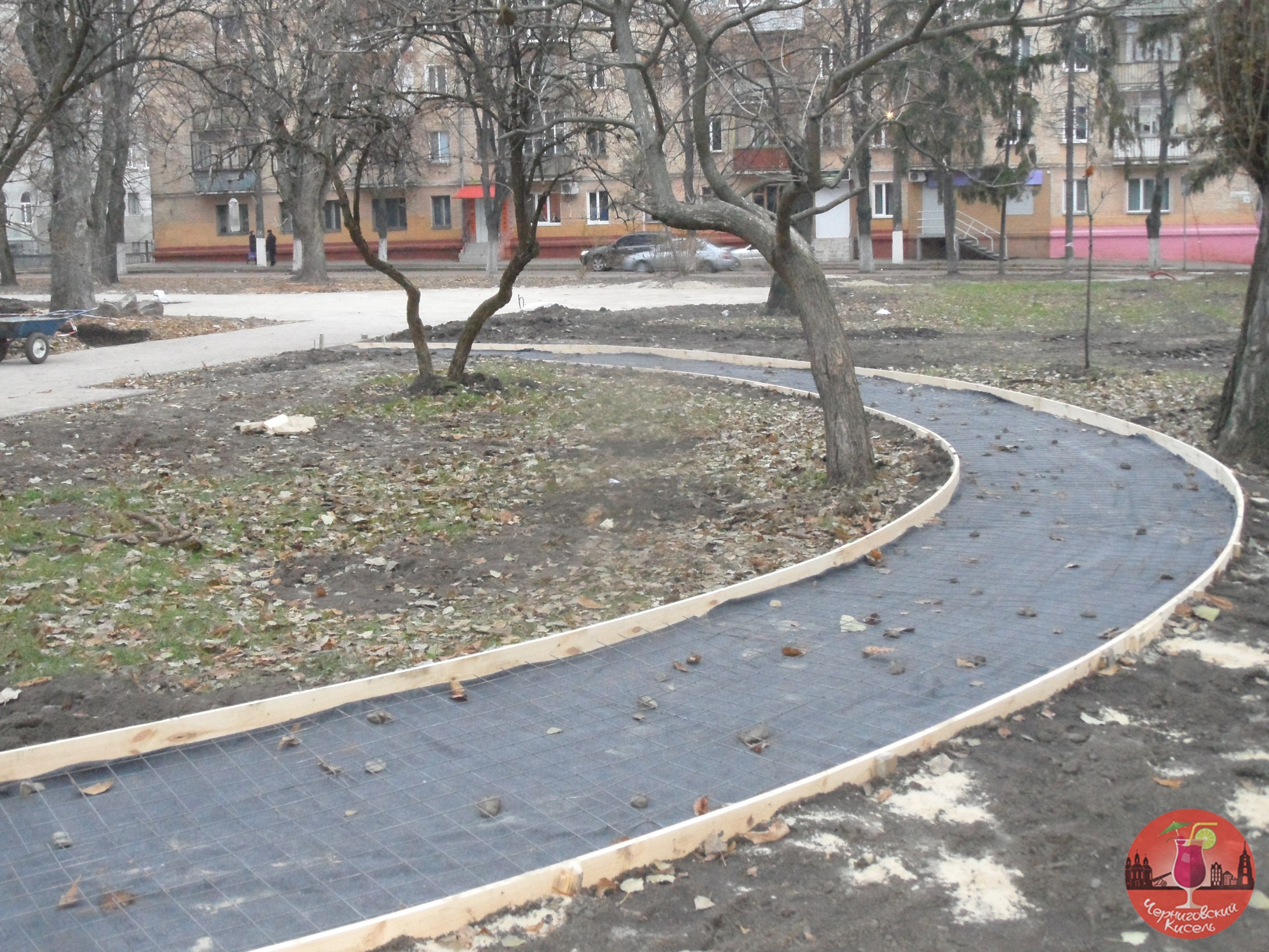 Парк в центре Чернигова “пополнили” новенькие дорожки. ФОТОфакт