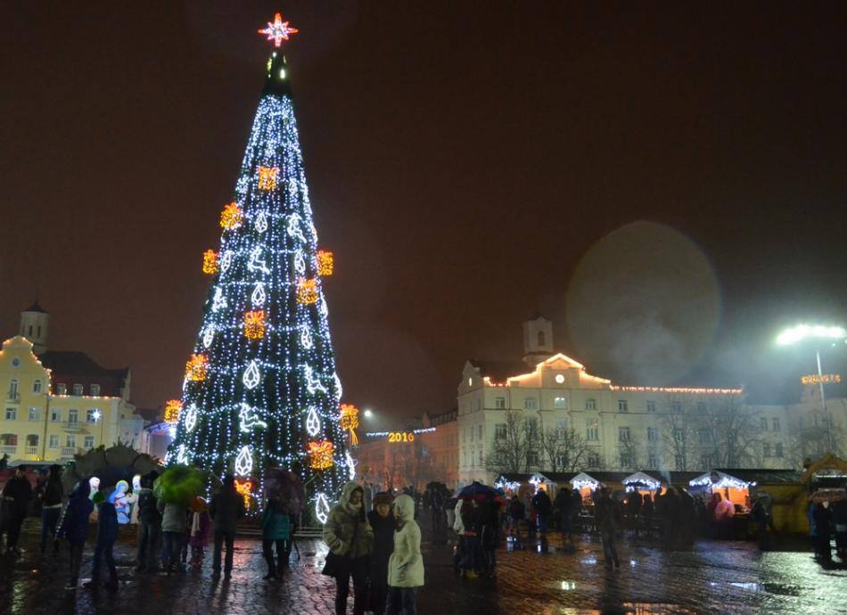 В этом году в центре Чернигова засверкает три новогодние елки