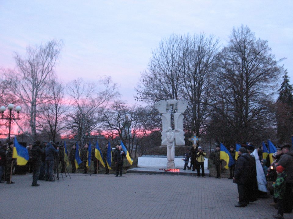 Чернігівці запалили «свічку пам’яті» в знак вшанування жертв Голодоморів. ФОТО