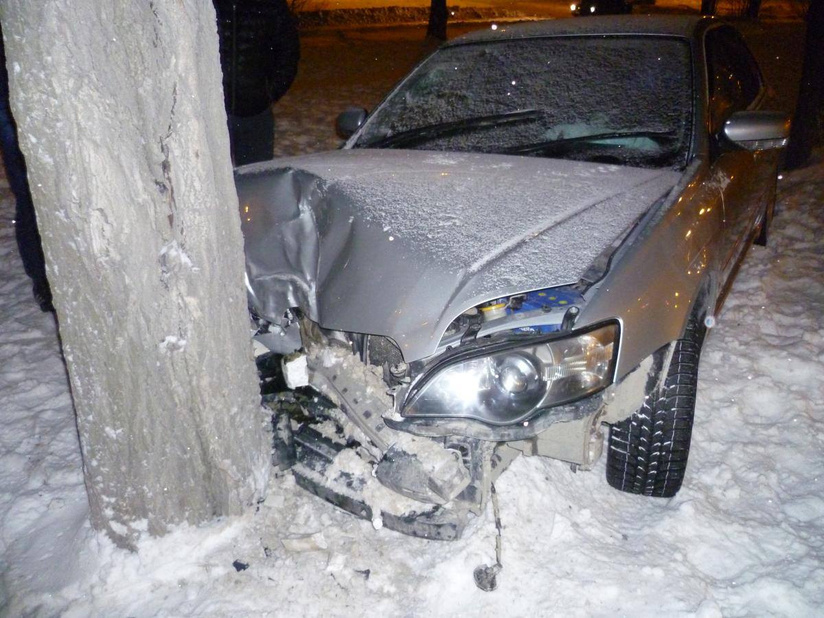 «Пьяное» ДТП на Черниговщине: водитель врезался в дерево и погиб на месте