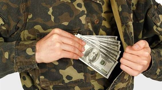Старшина-инструктор требовал от курсанта деньги за присвоение воинского звания