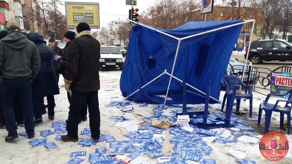 В Чернигове снесли агитационные палатки. ФОТО