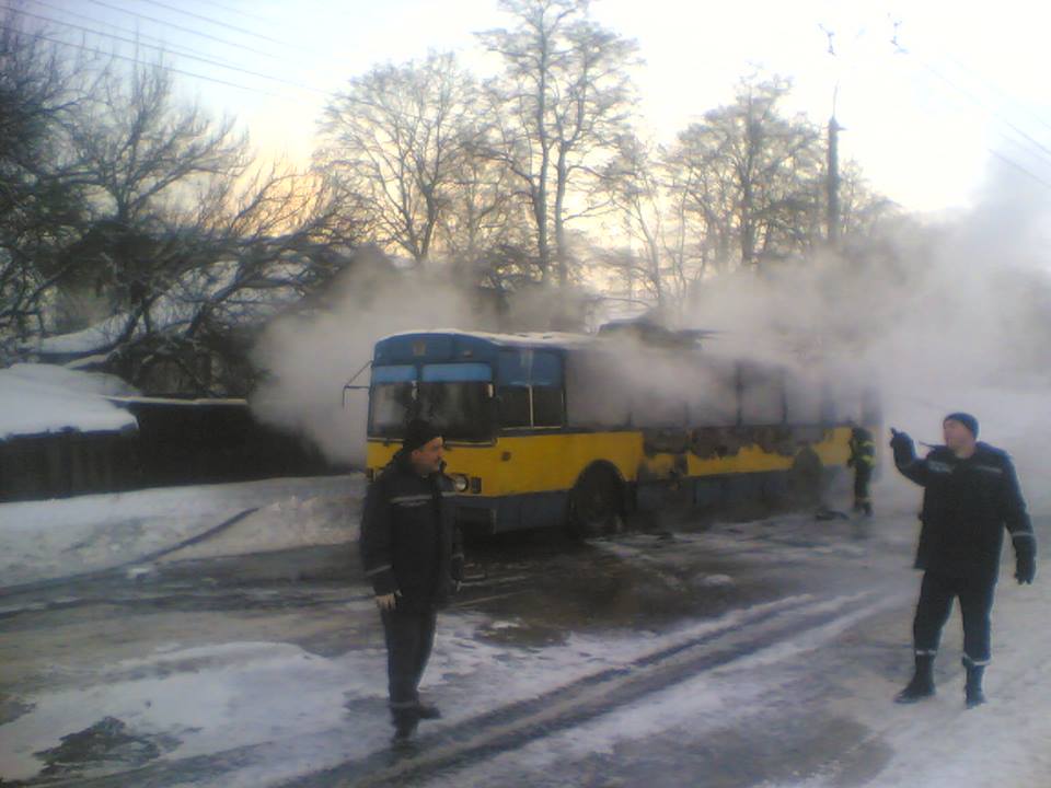 У Чернігові згорів тролейбус. ФОТО + Відео