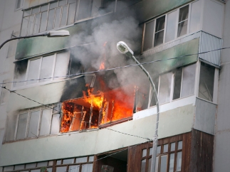 У Чернігові горіла квартира у багатоповерхівці: постраждала жінка
