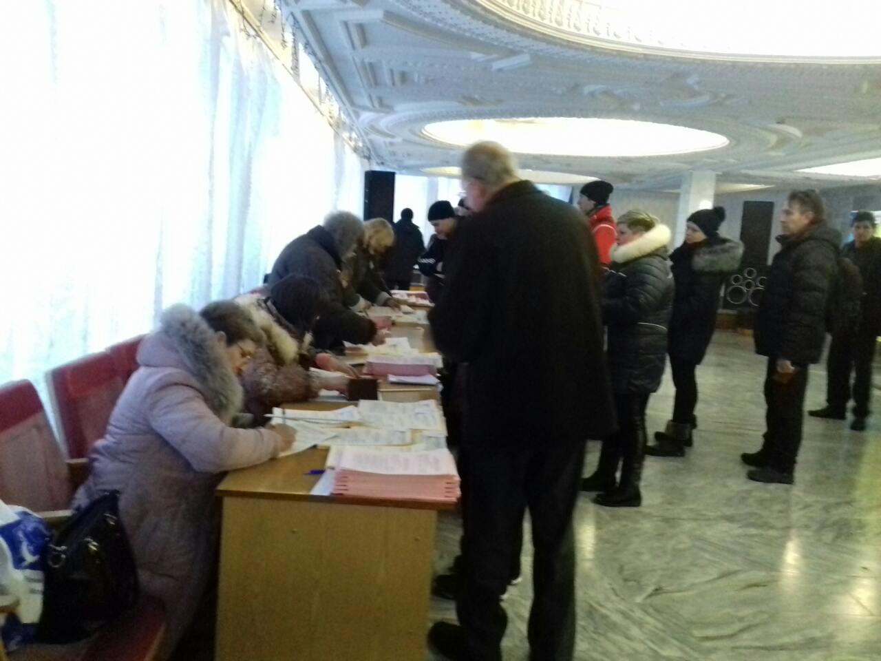 В Корюковке председатель УИК указывала наблюдателям, откуда им следить за голосованием