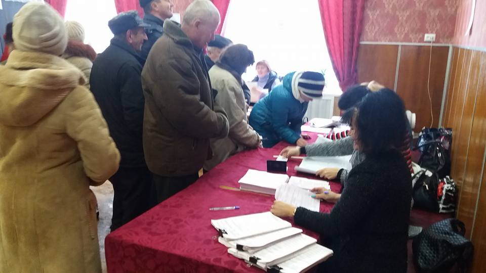 На Коропщині фіксують масовий підкуп виборців. Відео + фото