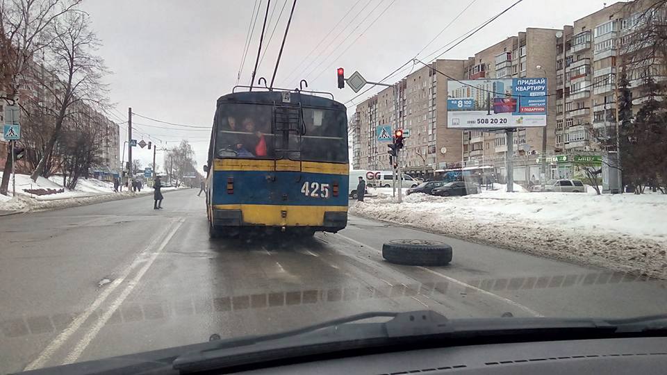 У тролейбуса під час руху відвалилося колесо. ФОТОфакт