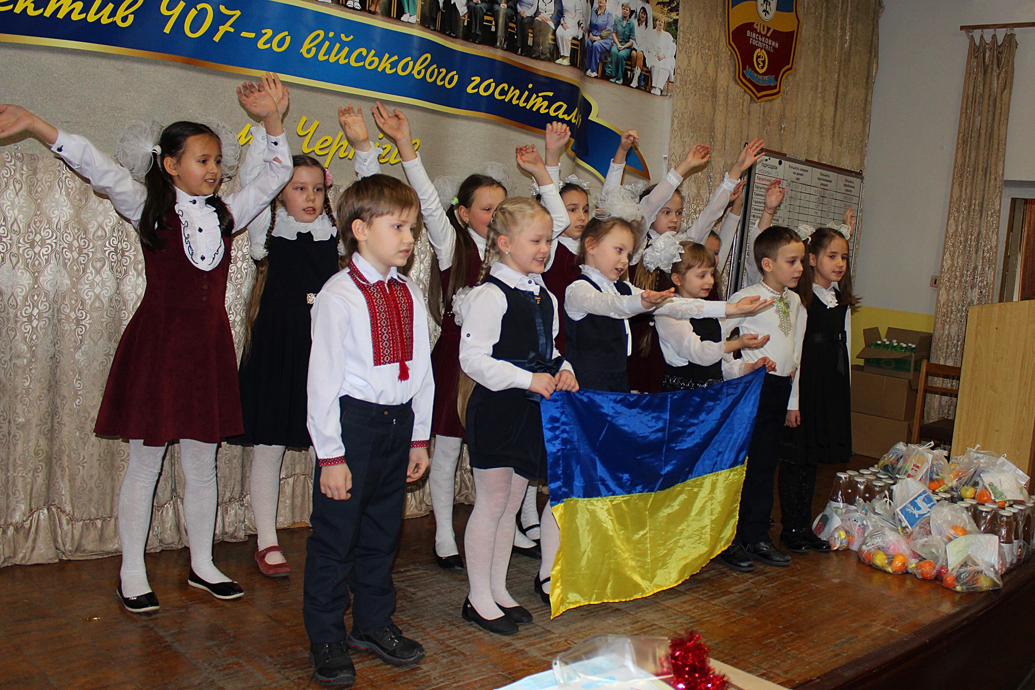 Чернігівські школярі завітали з подарунками до військового шпиталю. ФОТО