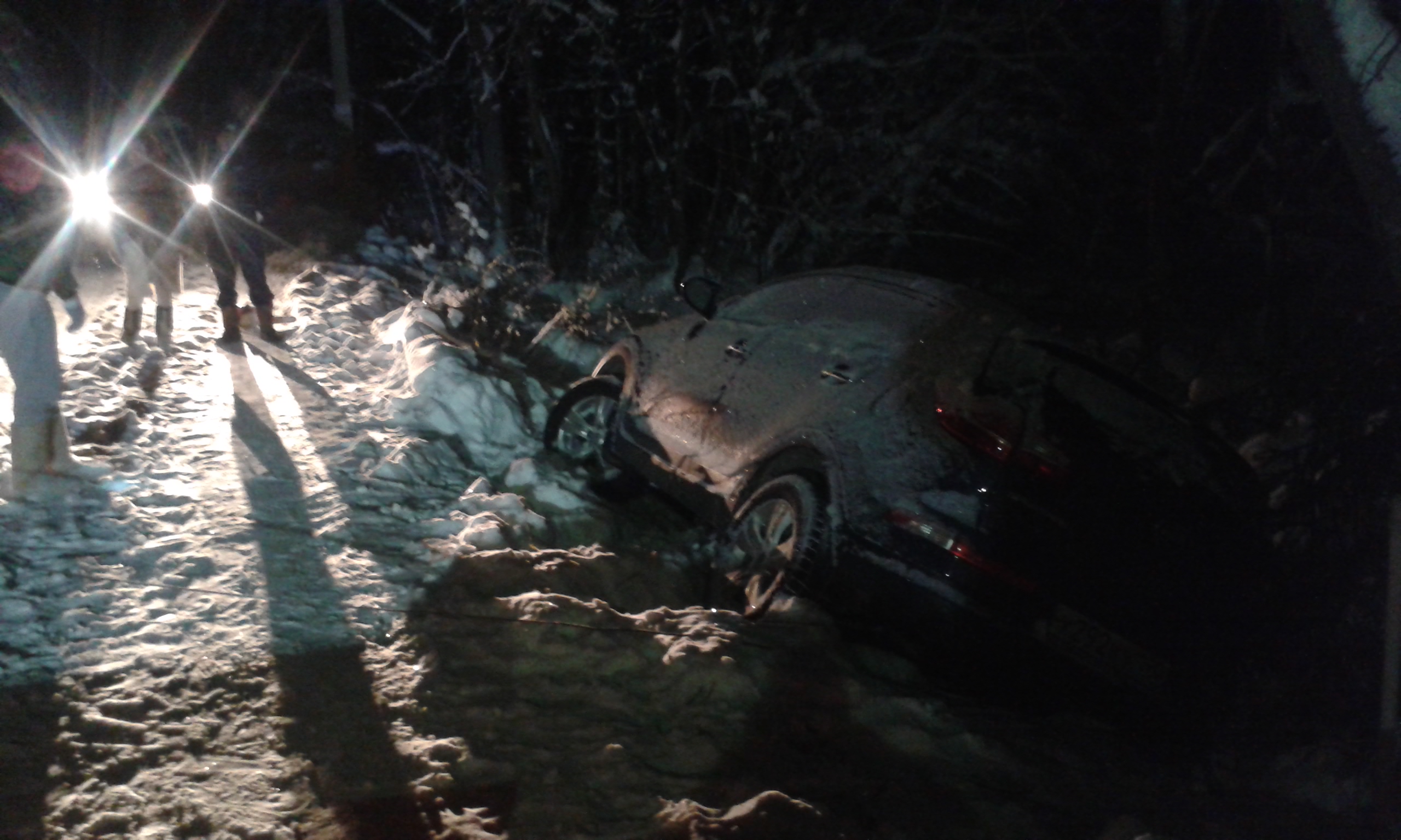 На Чернігівщині два автомобілі злетіли в кювет: троє людей в лікарні