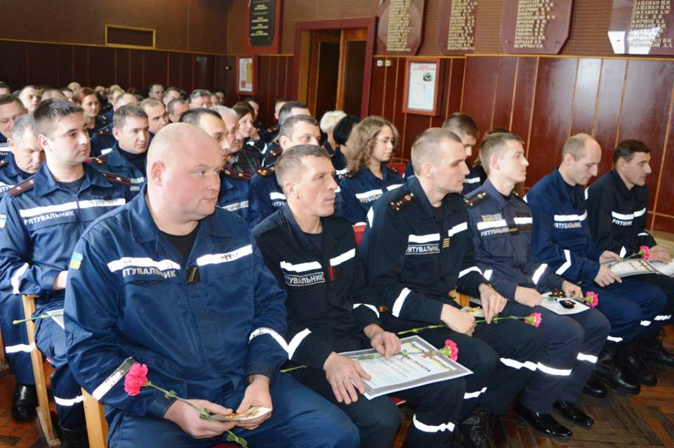 Отважные черниговские спасатели, которые были задействованы во время разборки завала общежитии, получили награды