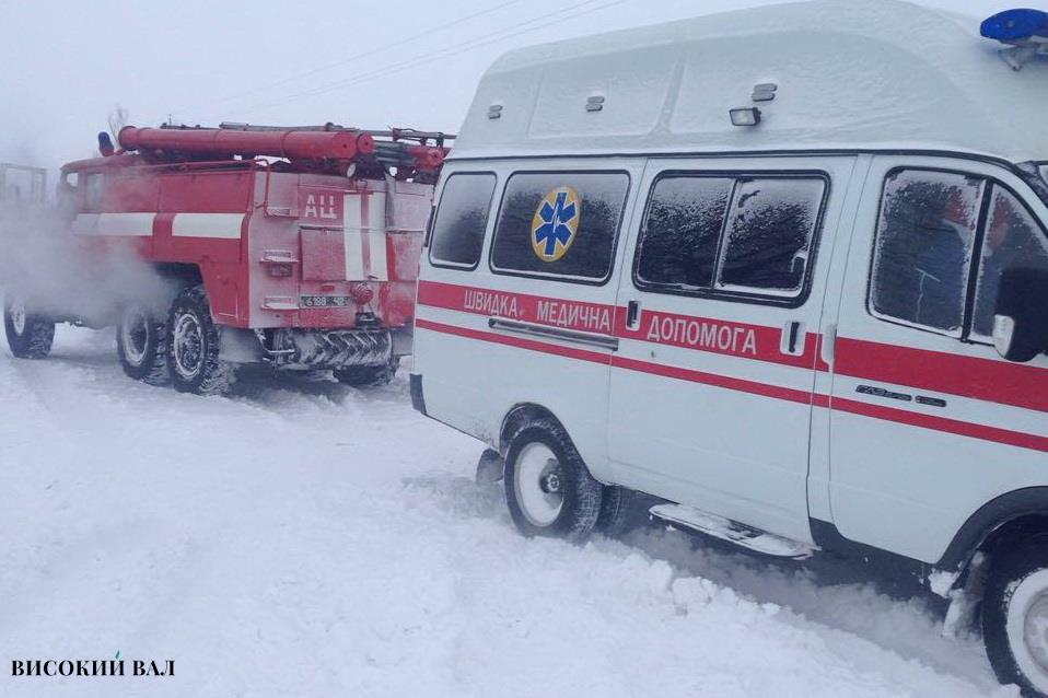 На Черниговщине карета скорой оказалась в снежном плену 