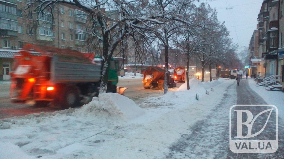 Комунальники Чернігова  у боротьбі зі снігом працюють у посиленому режимі. ФОТО