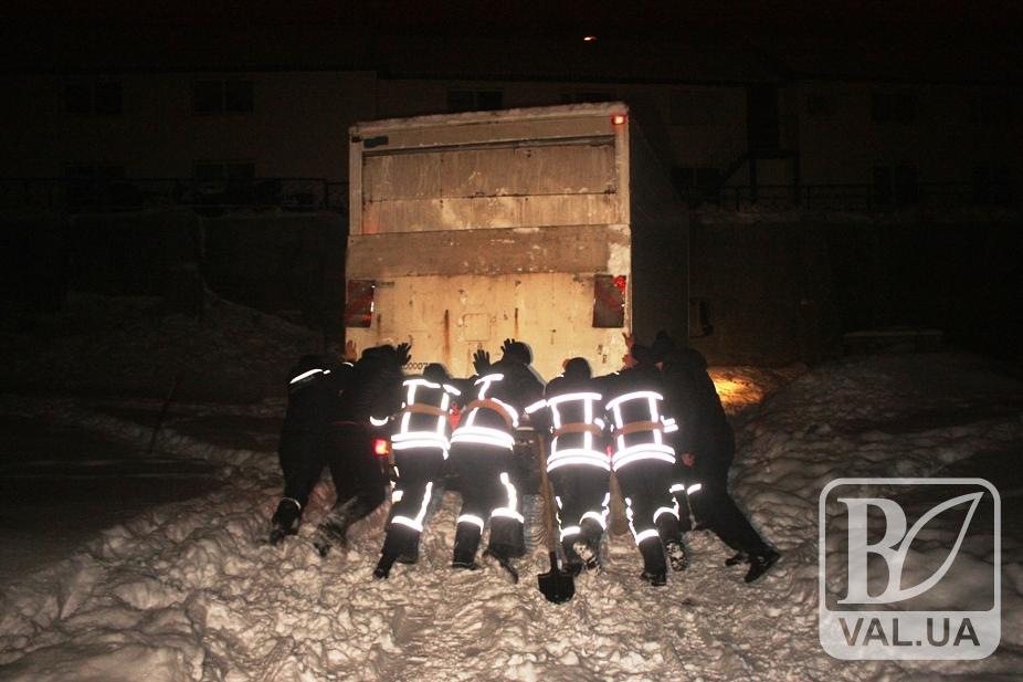 В Чернигове в снежные заносы попали три грузовика