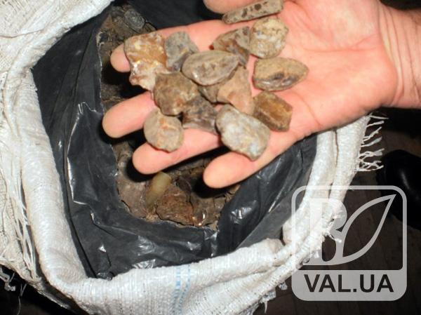 Необработанные камни янтаря изъяли на черниговской границе 