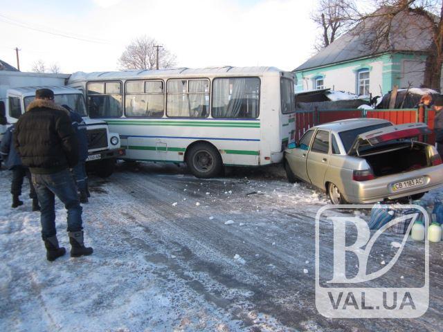 На Черниговщине произошло жуткое тройное ДТП: привлекали спасателей и спецтехнику. ФОТО