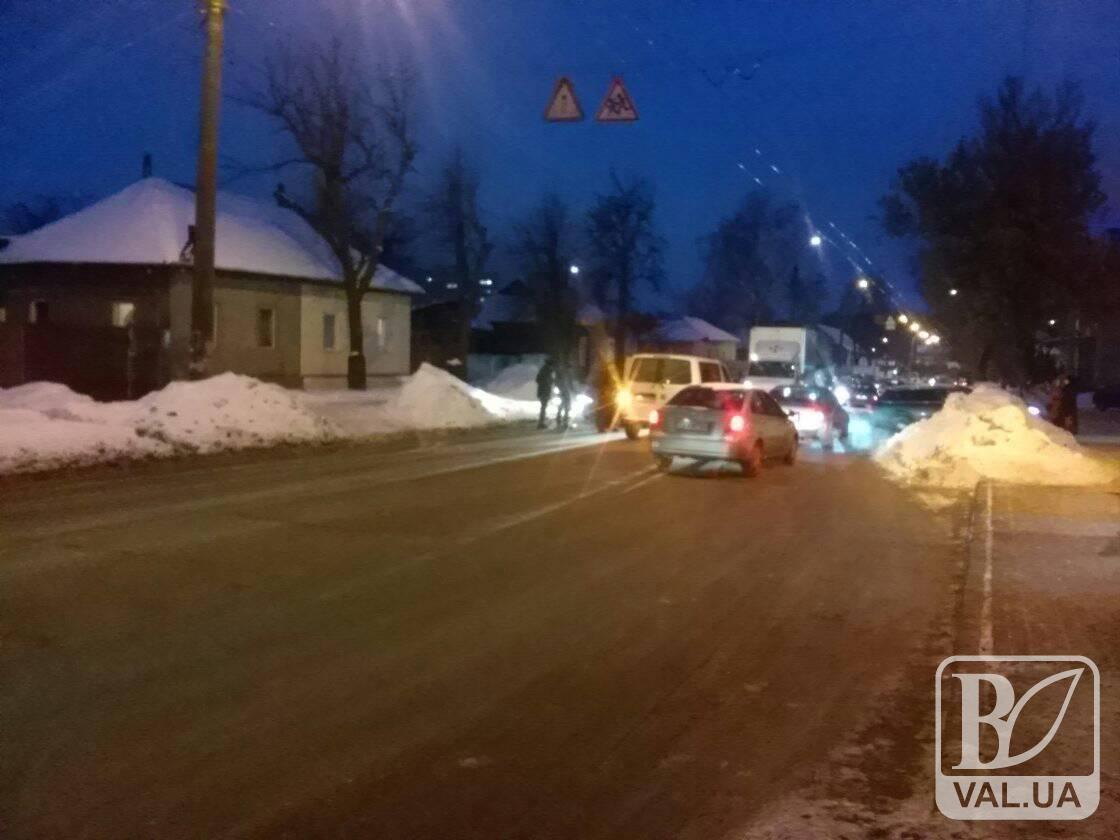 Вечернее ДТП в Чернигове: пешеход попал под колеса автомобиля. ФОТО