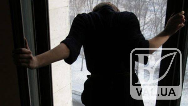 На Черниговщине женщина выпрыгнула из окна четвертого этажа