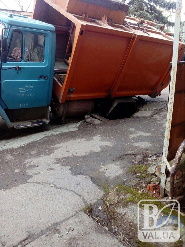В Чернигове грузовик провалился под асфальт. ФОТОФАКТ