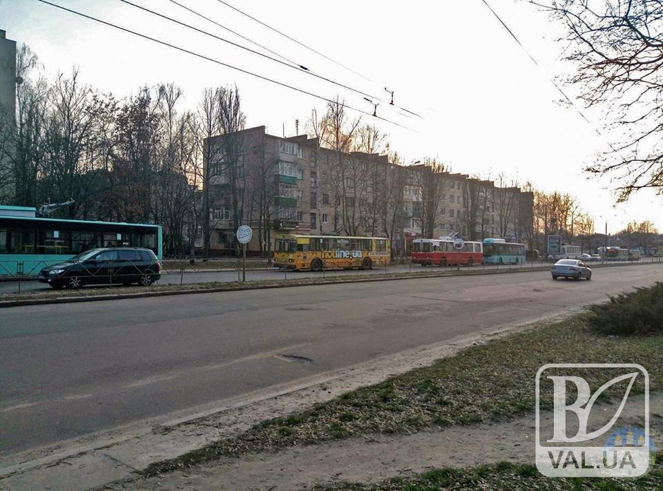 На Рокосовського затор із тролейбусів: обірвалися дроти. ФОТОфакт