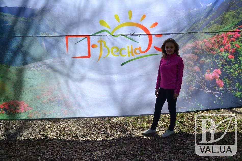 Школьница из Чернигова в лесу не заблудится: 12-летняя девочка лучше всех упражняется с картой и компасом. ФОТО