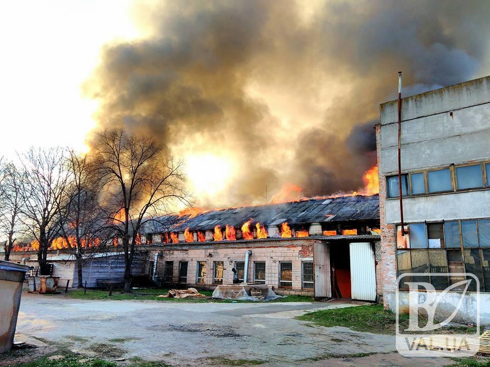 В Чернигове сгорел склад дверей на Бобровице
