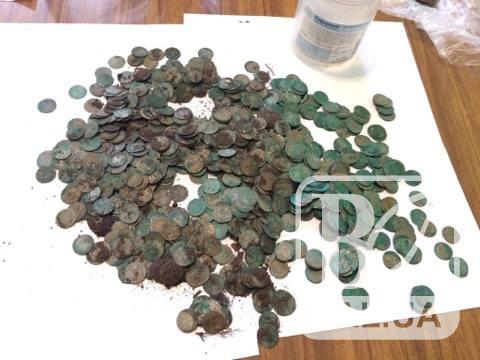 Черниговские школьники нашли впечатляющий клад старинных монет на территории школы. ФОТО