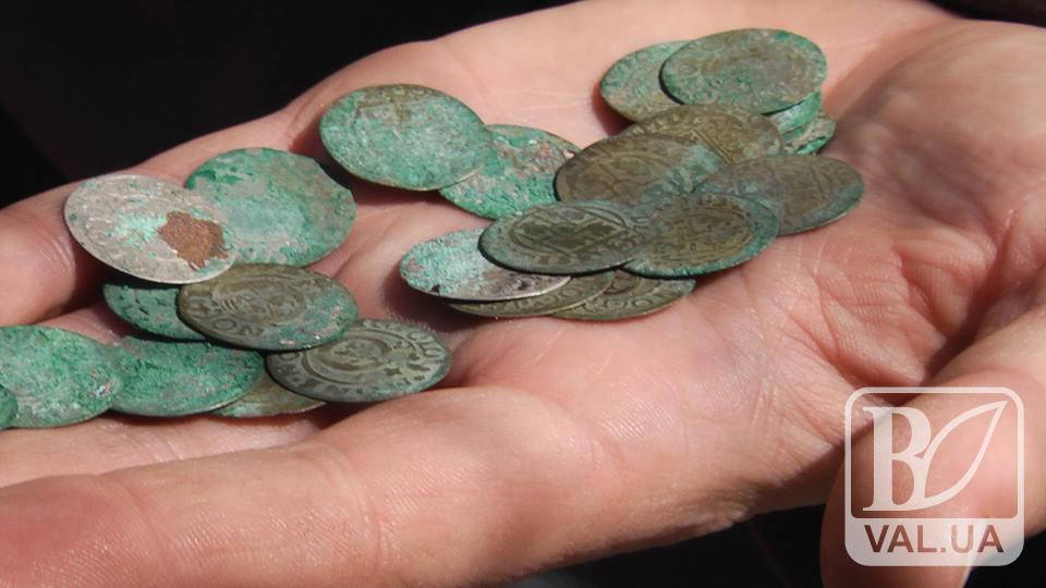 Чернігівські школярі знайшли стародавніх монет на 30 тисяч гривень. ВІДЕО