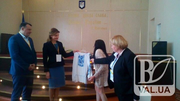 В Чернигове студентка с особыми потребностями подарила первой леди вышиванку
