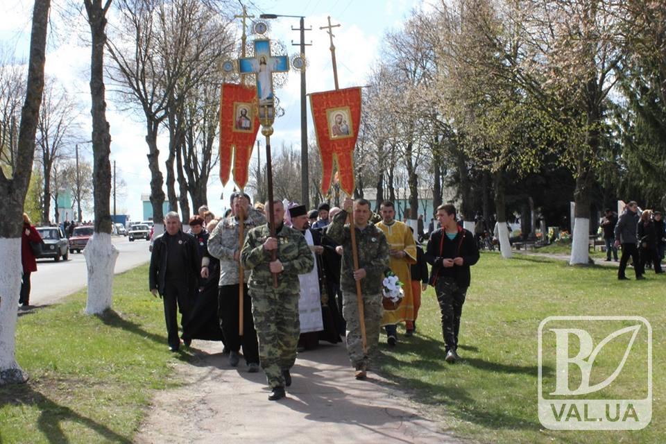 Черниговцы почтили на кладбище память павших героев в АТО. ФОТО