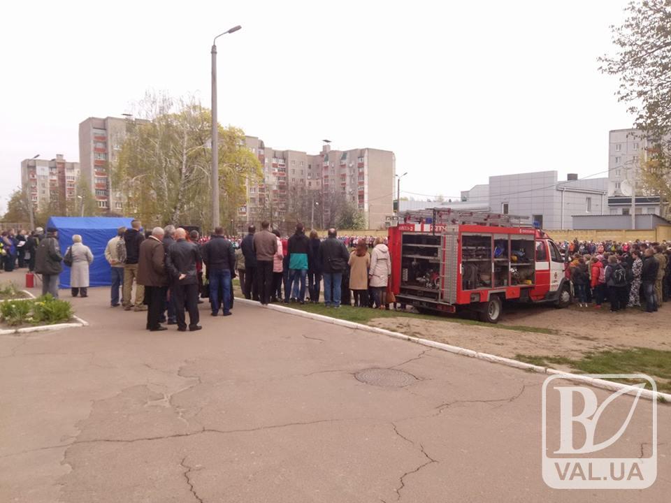 В Чернигове эвакуируют школу. ФОТО