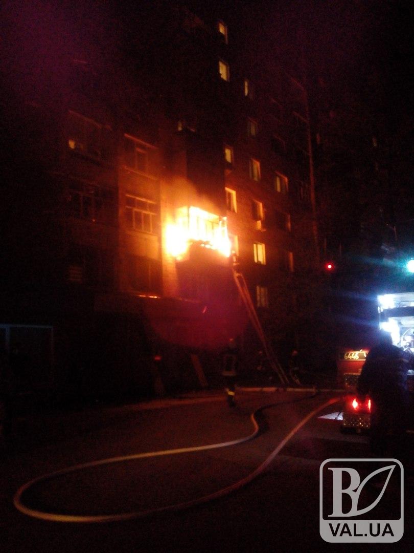 В центре Чернигова горит многоэтажка. Фото