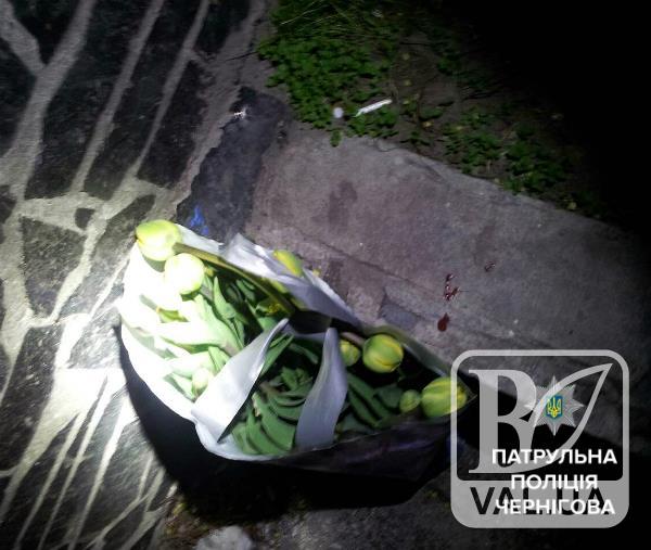 Затримали вандалів, які нарвали тюльпанів на центральній алеї у Чернігові. ФОТО