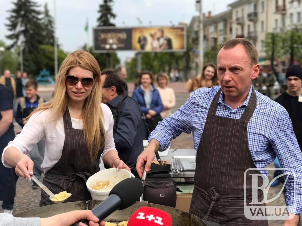 На Красній площі Чернігова насмажили дерунів на Всеукраїнський  рекорд