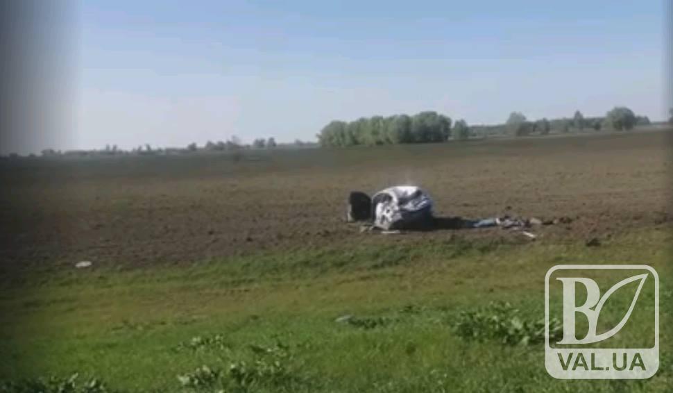 На Чернігівщині сталася смертельна ДТП – розтрощену автівку відкинуло у поле. ВІДЕО