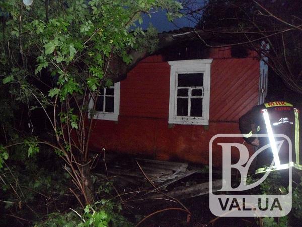 На Чернігівщині блискавка підпалила будинок