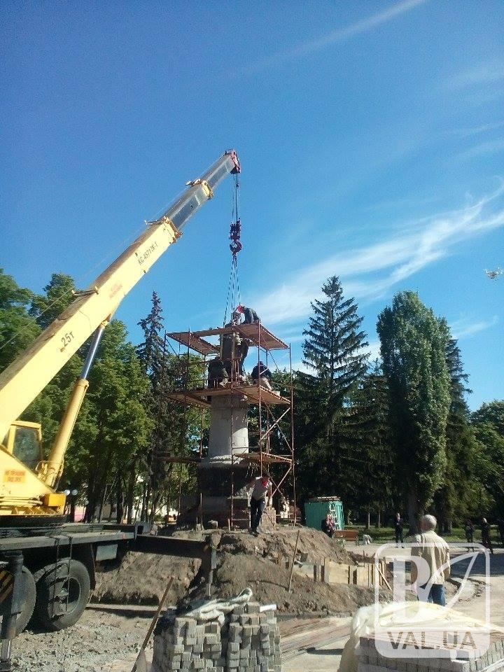 Москва за спиной: в Чернигове на данный момент разворачивают памятник Богдану Хмельницкому. ФОТОфакт